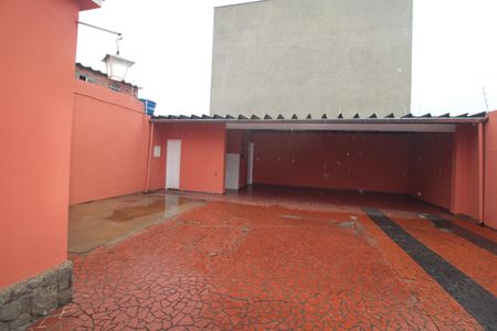 Casa para alugar com 250m², 3 quartos e 8 vagasFundos da casa