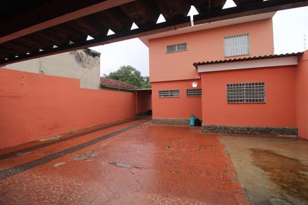 Casa para alugar com 250m², 3 quartos e 8 vagasFundos da casa