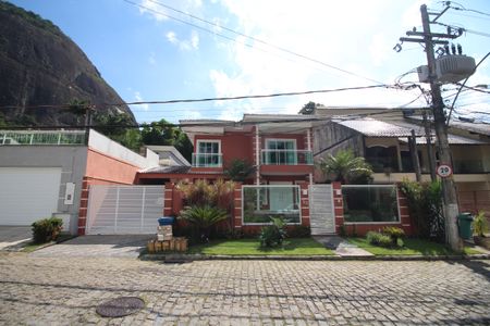 Casa de condomínio à venda com 600m², 4 quartos e 3 vagasFachada