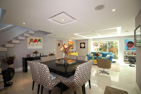 Casa de condomínio à venda com 600m², 4 quartos e 3 vagasSala