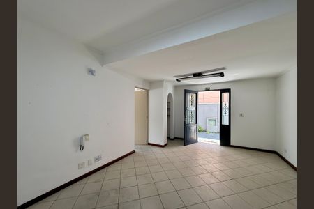 Casa à venda com 254m², 4 quartos e 3 vagas Casa à venda com 254m², 4 quartos e 3 vagasSala