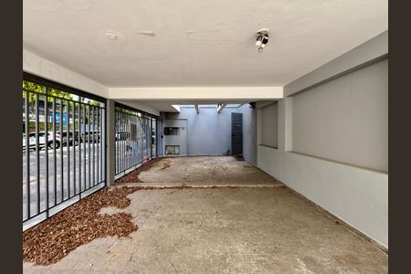 Casa à venda com 254m², 4 quartos e 3 vagas Casa à venda com 254m², 4 quartos e 3 vagasGaragem