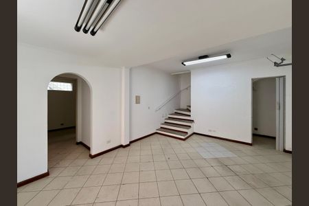 Casa à venda com 254m², 4 quartos e 3 vagas Casa à venda com 254m², 4 quartos e 3 vagasSala