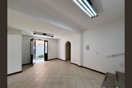 Casa à venda com 254m², 4 quartos e 3 vagas Casa à venda com 254m², 4 quartos e 3 vagasSala