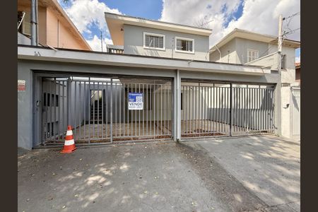 Casa à venda com 254m², 4 quartos e 3 vagas Casa à venda com 254m², 4 quartos e 3 vagasFachada