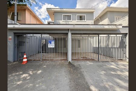 Casa à venda com 254m², 4 quartos e 3 vagas Casa à venda com 254m², 4 quartos e 3 vagasFachada