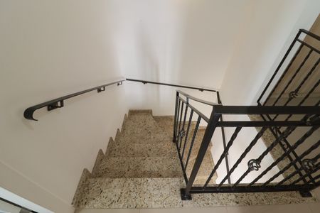 Casa à venda com 174m², 4 quartos e 5 vagas Casa à venda com 174m², 4 quartos e 5 vagasEscada