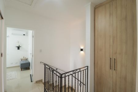 Casa à venda com 174m², 4 quartos e 5 vagas Casa à venda com 174m², 4 quartos e 5 vagasEscada