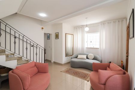 Casa à venda com 174m², 4 quartos e 5 vagas Casa à venda com 174m², 4 quartos e 5 vagasSala