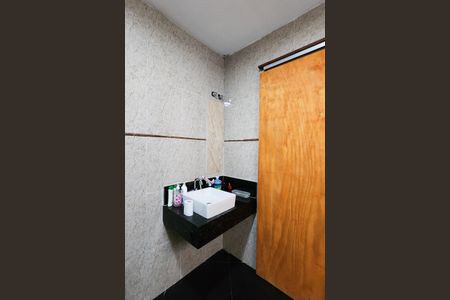 Casa de condomínio à venda com 250m², 2 quartos e 1 vaga Casa de condomínio à venda com 250m², 2 quartos e 1 vagaBanheiro da Suíte 1