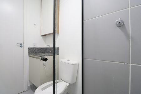 Banheiro de kitnet/studio para alugar com 1 quarto, 25m² em Barra Funda, São Paulo