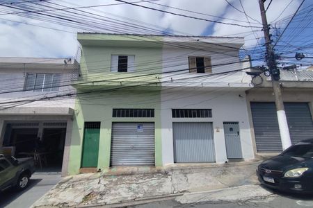 Casa para alugar com 60m², 2 quartos e 2 vagas Casa para alugar com 60m², 2 quartos e 2 vagasFachada