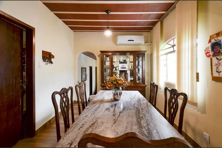 Casa à venda com 210m², 7 quartos e 4 vagas Casa à venda com 210m², 7 quartos e 4 vagasSala de Jantar Casa 2