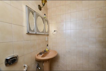 Casa à venda com 210m², 7 quartos e 4 vagas Casa à venda com 210m², 7 quartos e 4 vagasBanheiro Suíte Casa 2