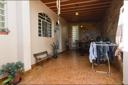 Casa à venda com 210m², 7 quartos e 4 vagas Casa à venda com 210m², 7 quartos e 4 vagasVaranda