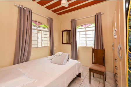 Casa à venda com 210m², 7 quartos e 4 vagas Casa à venda com 210m², 7 quartos e 4 vagasQuarto 1 Casa 1