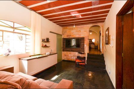 Casa à venda com 210m², 7 quartos e 4 vagas Casa à venda com 210m², 7 quartos e 4 vagasSala de TV