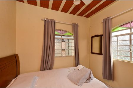 Casa à venda com 210m², 7 quartos e 4 vagas Casa à venda com 210m², 7 quartos e 4 vagasQuarto 1 Casa 1