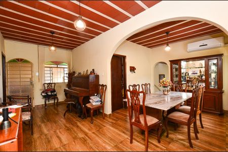 Casa à venda com 210m², 7 quartos e 4 vagas Casa à venda com 210m², 7 quartos e 4 vagasSala de Estar Casa 2