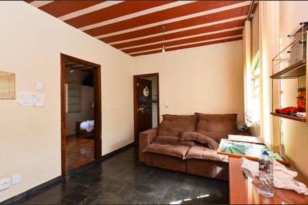 Casa à venda com 210m², 7 quartos e 4 vagas Casa à venda com 210m², 7 quartos e 4 vagasSala de TV