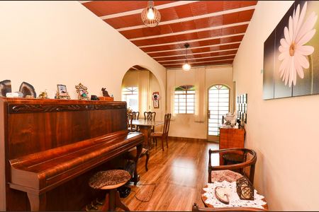 Casa à venda com 210m², 7 quartos e 4 vagas Casa à venda com 210m², 7 quartos e 4 vagasSala de Estar Casa 2