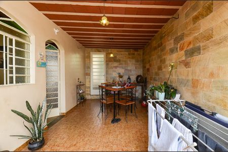 Casa à venda com 210m², 7 quartos e 4 vagas Casa à venda com 210m², 7 quartos e 4 vagasVaranda