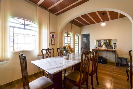 Casa à venda com 210m², 7 quartos e 4 vagas Casa à venda com 210m², 7 quartos e 4 vagasSala de Jantar Casa 2