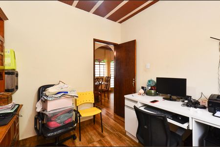 Casa à venda com 210m², 7 quartos e 4 vagas Casa à venda com 210m², 7 quartos e 4 vagasQuarto 2 Casa 2