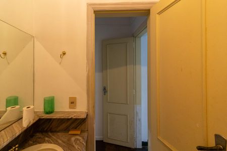 Casa à venda com 242m², 4 quartos e 4 vagas Casa à venda com 242m², 4 quartos e 4 vagasLavabo