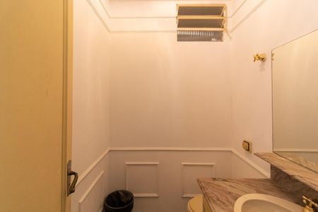 Casa à venda com 242m², 4 quartos e 4 vagas Casa à venda com 242m², 4 quartos e 4 vagasLavabo