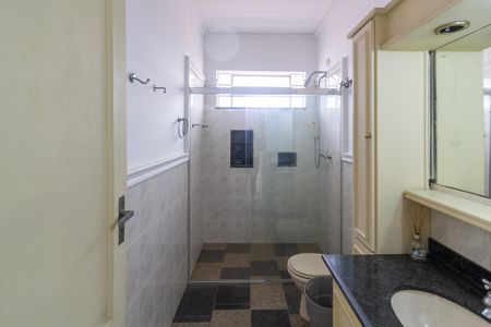 Casa à venda com 242m², 4 quartos e 4 vagas Casa à venda com 242m², 4 quartos e 4 vagasBanheiro Social