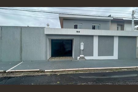 Casa à venda com 242m², 4 quartos e 4 vagas Casa à venda com 242m², 4 quartos e 4 vagasFachada