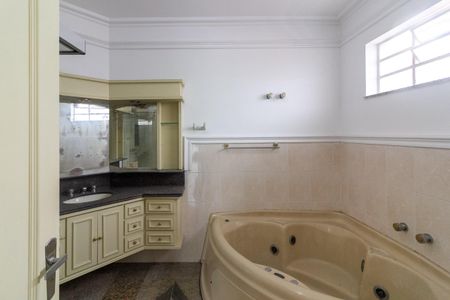 Casa à venda com 242m², 4 quartos e 4 vagas Casa à venda com 242m², 4 quartos e 4 vagasBanheiro Suíte 1