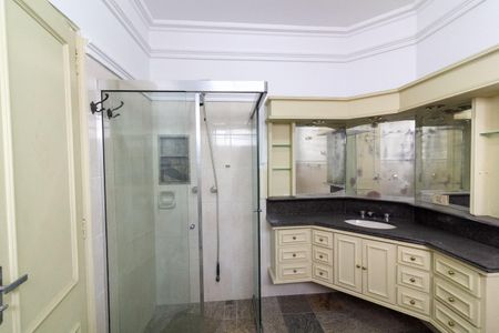 Casa à venda com 242m², 4 quartos e 4 vagas Casa à venda com 242m², 4 quartos e 4 vagasBanheiro Suíte 1