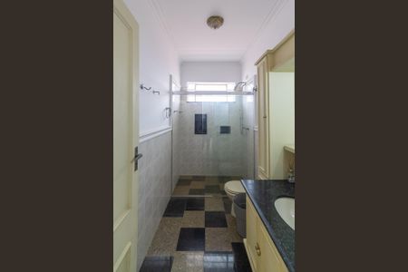 Casa à venda com 242m², 4 quartos e 4 vagas Casa à venda com 242m², 4 quartos e 4 vagasBanheiro Social