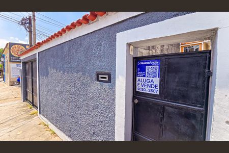 Casa à venda com 269m², 4 quartos e 6 vagasFachada casa com placa