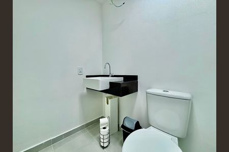 Banheiro de kitnet/studio para alugar com 1 quarto, 24m² em Pinheiros, São Paulo