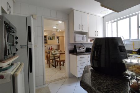 Casa de condomínio à venda com 319m², 4 quartos e 2 vagasCozinha