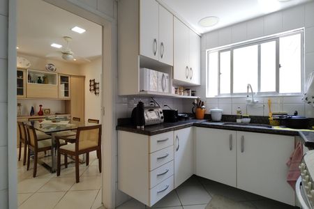 Casa de condomínio à venda com 319m², 4 quartos e 2 vagasCozinha