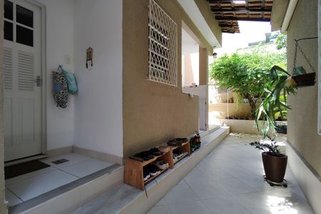 Casa de condomínio à venda com 319m², 4 quartos e 2 vagasQuintal - Fundos