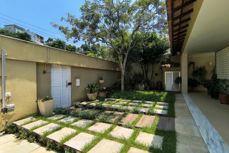 Casa de condomínio à venda com 319m², 4 quartos e 2 vagasQuintal