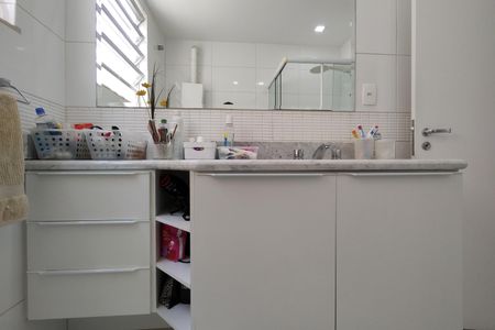 Casa de condomínio à venda com 319m², 4 quartos e 2 vagasBanheiro 1