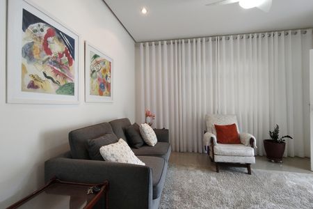 Casa de condomínio à venda com 319m², 4 quartos e 2 vagasSala