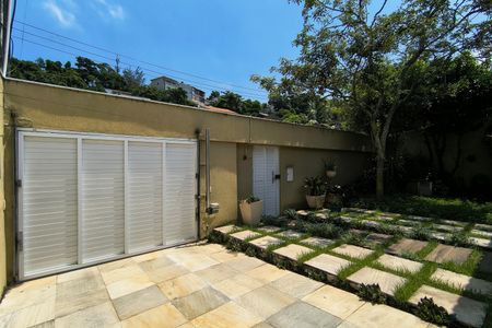 Casa de condomínio à venda com 319m², 4 quartos e 2 vagasQuintal