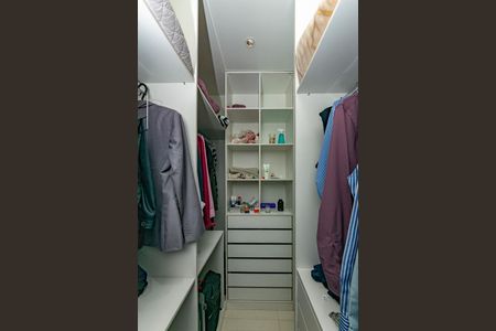 Casa à venda com 460m², 5 quartos e 8 vagas Casa à venda com 460m², 5 quartos e 8 vagasCloset da suíte