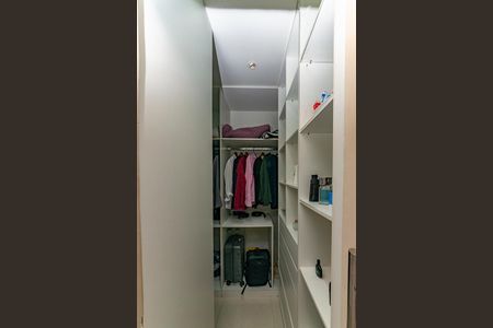 Casa à venda com 460m², 5 quartos e 8 vagas Casa à venda com 460m², 5 quartos e 8 vagasCloset da suíte