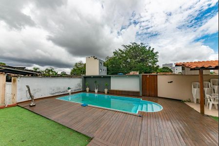Casa à venda com 460m², 5 quartos e 8 vagas Casa à venda com 460m², 5 quartos e 8 vagasPiscina