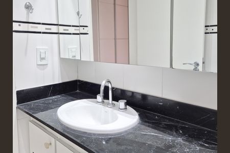Apartamento à venda com 242m², 3 quartos e 3 vagas Apartamento à venda com 242m², 3 quartos e 3 vagasBanheiro da Suíte 2