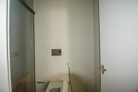 Casa de condomínio à venda com 680m², 4 quartos e 6 vagasBanheiro de serviço 1