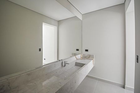 Casa de condomínio à venda com 680m², 4 quartos e 6 vagasLavabo